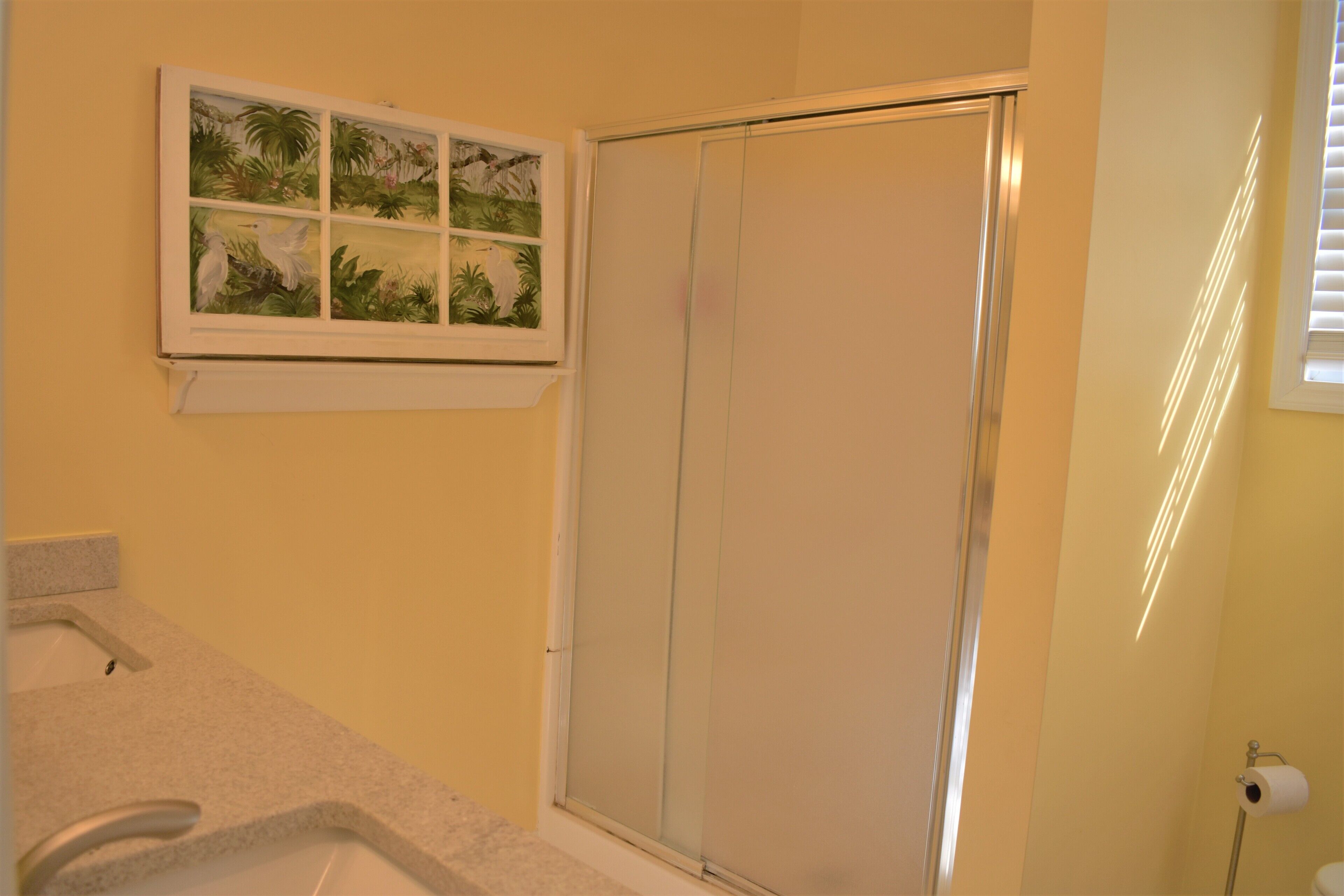 Ein Badezimmer mit Dusche, Waschbecken und Toilette.