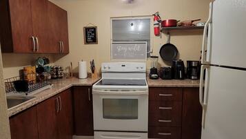 Refrigerador, microondas, parrilla de estufa y cafetera y tetera