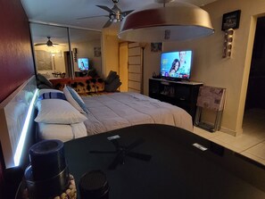 1 habitación, tabla de planchar con plancha, wifi gratis y ropa de cama 