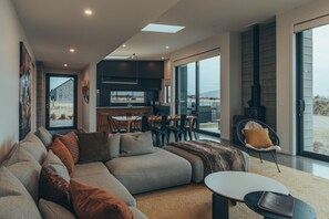 Smart TV, fireplace - Tussock Fields, Twizel. EPIC mountain views! (Twizel)