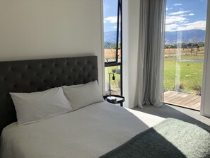 Free WiFi, bed sheets - Tussock Fields, Twizel. EPIC mountain views! (Twizel)