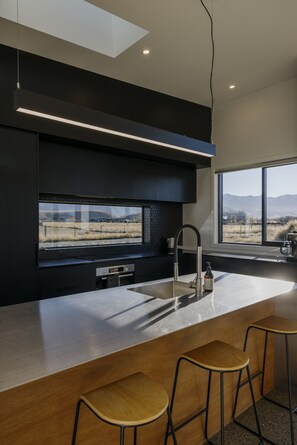 Fridge, microwave, oven, stovetop - Tussock Fields, Twizel. EPIC mountain views! (Twizel)