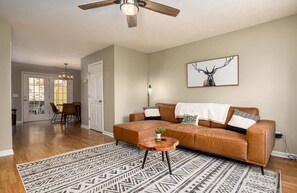 TV, offices - Spacious Escape, Sleeps 6・Hot tub + Pet Friendly (Sevierville)