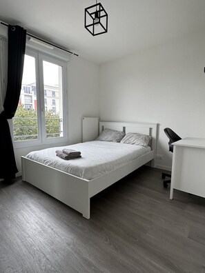 2 quartos, escrivaninha, ferros/tábuas de passar roupa