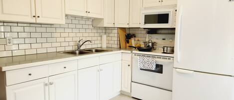 Kühlschrank, Mikrowelle, Ofen, Geschirrspüler