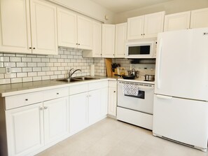 Refrigerador, microondas, horno, lavavajillas