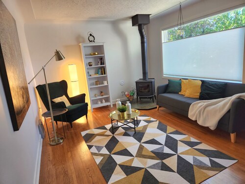 Charming full 4 bedroom house in convenient location/big fenced backyard