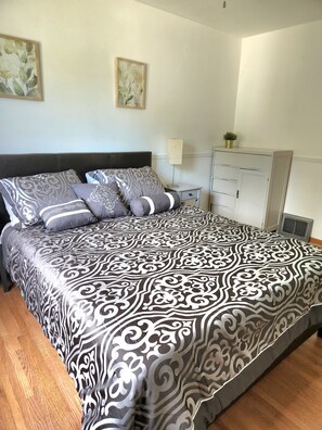 4 habitaciones, tabla de planchar con plancha, wifi y ropa de cama 