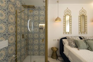 Een douche, een haardroger, handdoeken, zeep