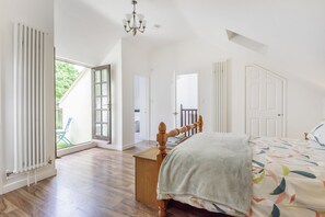 2 bedrooms, WiFi, bed sheets - Ramblers is an ideal base for couples looking to stay (Marnhull)