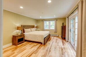 4 bedrooms, desk, iron/ironing board, travel cot