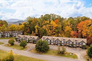 Exterior - Spacious Escape, Sleeps 6・Hot tub + Pet Friendly (Sevierville)