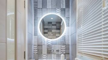 Een douche, een haardroger, handdoeken, zeep