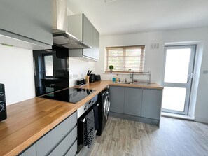 Fridge, microwave, oven, electric kettle - Lovely 3 Bedroom Terraced House near the university in Colchester (Colchester)