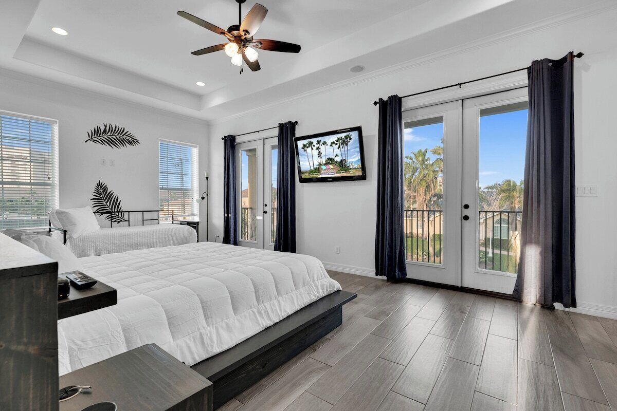 4 bedrooms, iron/ironing board, internet, bed sheets