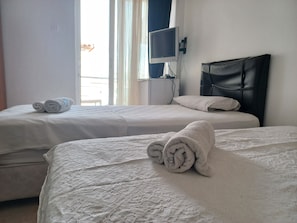 Chambre Triple Économique | 1 chambre, minibar, espace de travail pour ordinateur portable