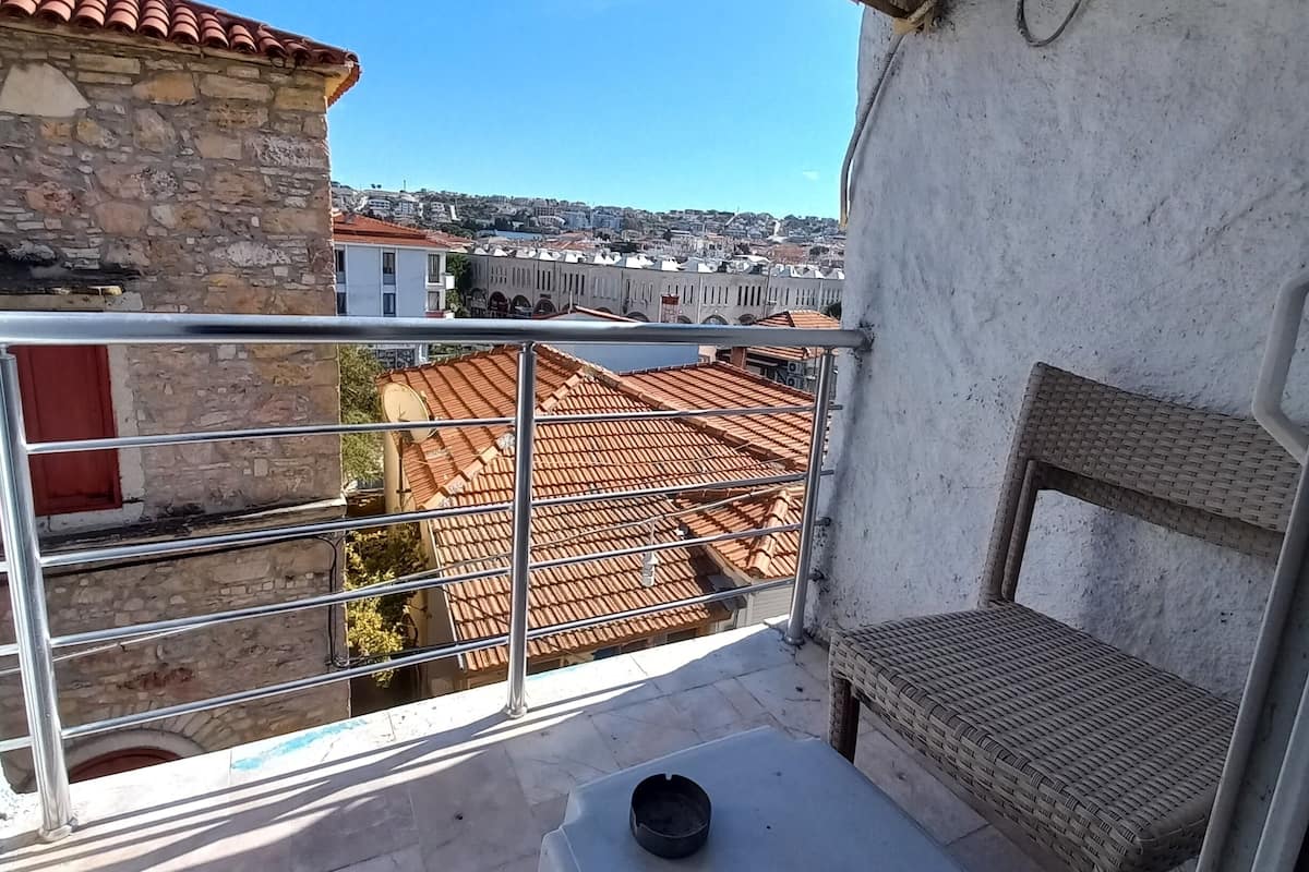 Economy Triple Room | Minibar, laptop workspace, free WiFi, bed sheets