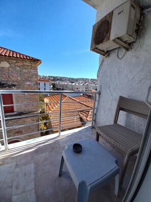 Economy Triple Room | Minibar, laptop workspace, free WiFi, bed sheets - Blue Otel (Cesme)