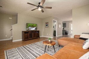 TV, offices - Spacious Escape, Sleeps 6・Hot tub + Pet Friendly (Sevierville)