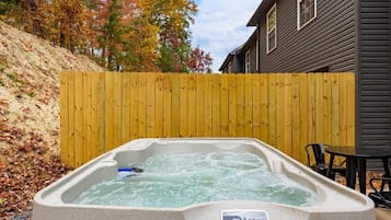 Tina de hidromasaje al aire libre