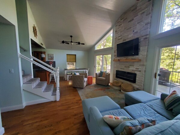 Smart TV, fireplace