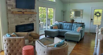 Blue Haven-Community Pool with Lake Access; Fire Pit; 10 Min to Marina & Park