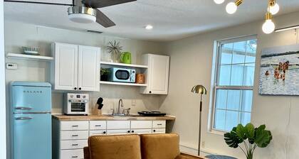 Adorable guest house with pool, Pet Friendly, in downtown Mount Dora,