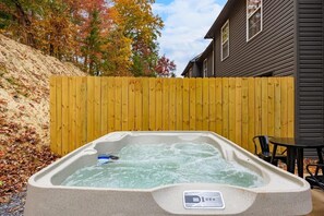 Outdoor spa tub - Spacious Escape, Sleeps 6・Hot tub + Pet Friendly (Sevierville)