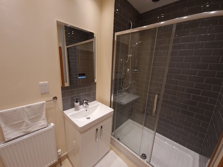 Shower, hair dryer, towels. London Luxury 3 Bed Sleeps up to 12 guests, 1 min to Redbridge Stn Free Parking