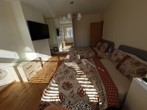 3 bedrooms, iron/ironing board, WiFi, bed sheets - London Luxury 3 Bed Sleeps up to 12 guests, 1 min to Redbridge Stn Free Parking (Ilford)