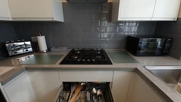 Jääkaappi, mikroaaltouuni, uuni, astianpesukone