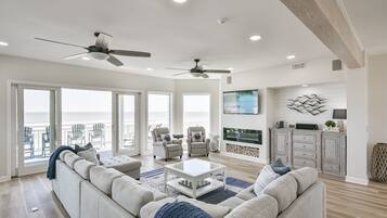 Älytelevisio, takka, kirjoja