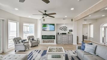 Een smart-tv, een open haard en boeken