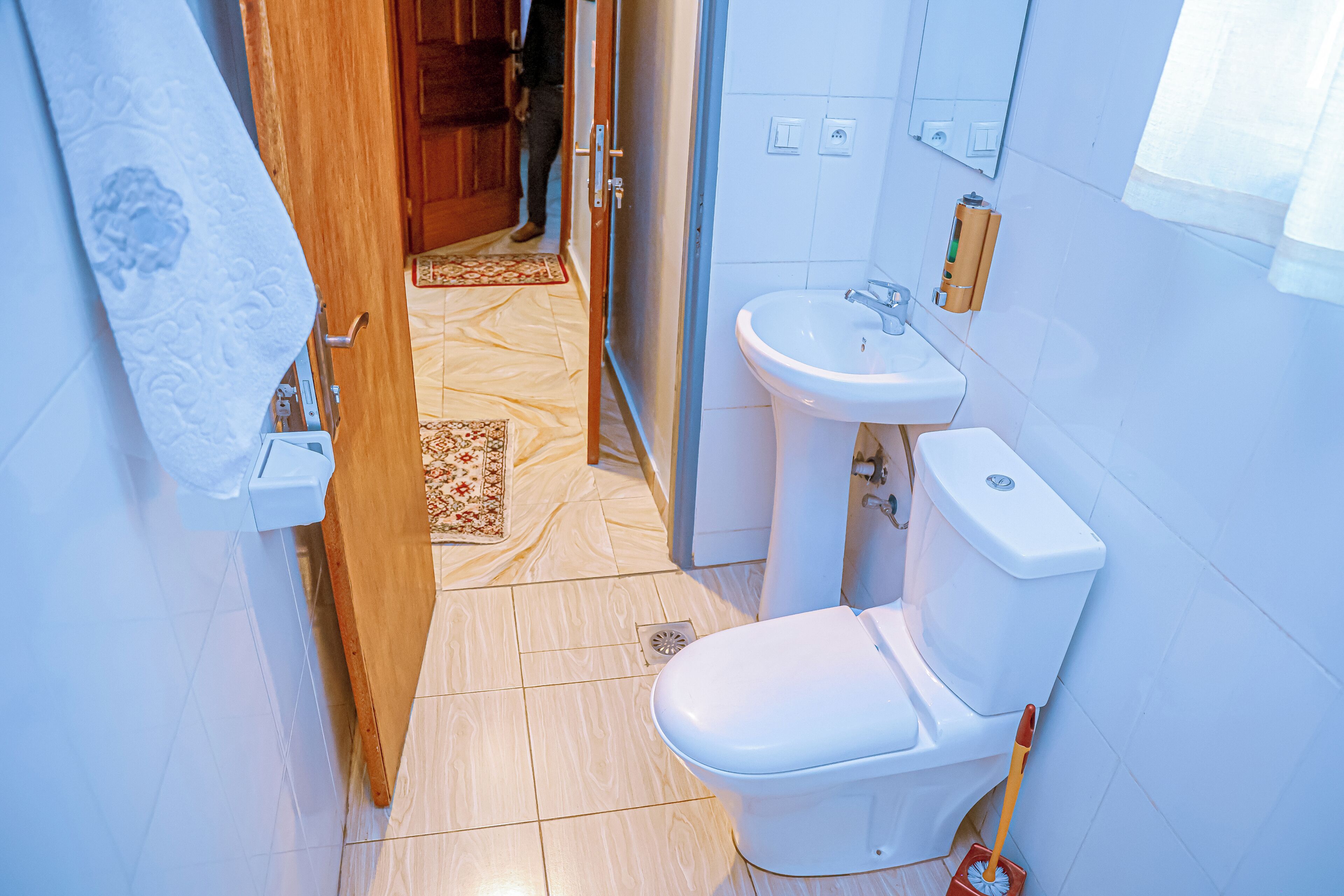 Un baño con inodoro, lavabo y zona de ducha.