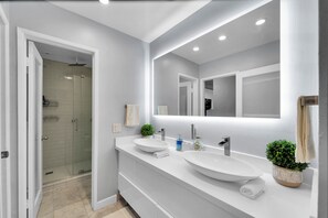 Douche, sèche-cheveux, serviettes fournies, savon