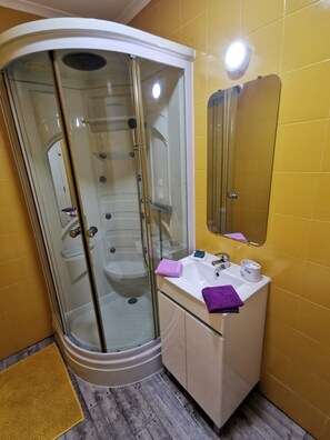 Dusch, hårtork, handdukar och tvål