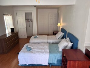 6 Schlafzimmer, Schreibtisch, Bügeleisen/Bügelbrett, Reisekinderbett