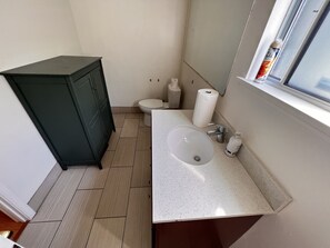 Combined shower/bathtub, hair dryer, towels, soap - Easy commute! Work team Nurse college students Nice 6BR3BA house Parking WD (Oakland)