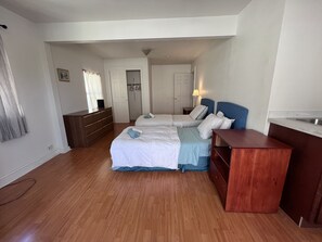 6 bedrooms, desk, iron/ironing board, travel cot - Easy commute! Work team Nurse college students Nice 6BR3BA house Parking WD (Oakland)