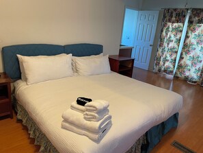 6 bedrooms, desk, iron/ironing board, travel cot