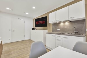 Een 50-inch smart-tv met satellietzenders, een televisie en Netflix
