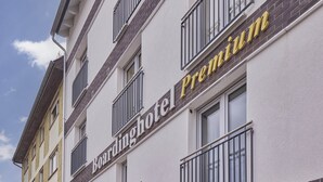 En byggnad med en skylt där det står ”Boardinghotel Premium”.