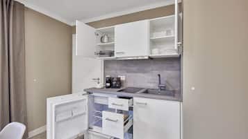 Refrigerador con freezer, microondas, placa de cocina, cafetera/tetera