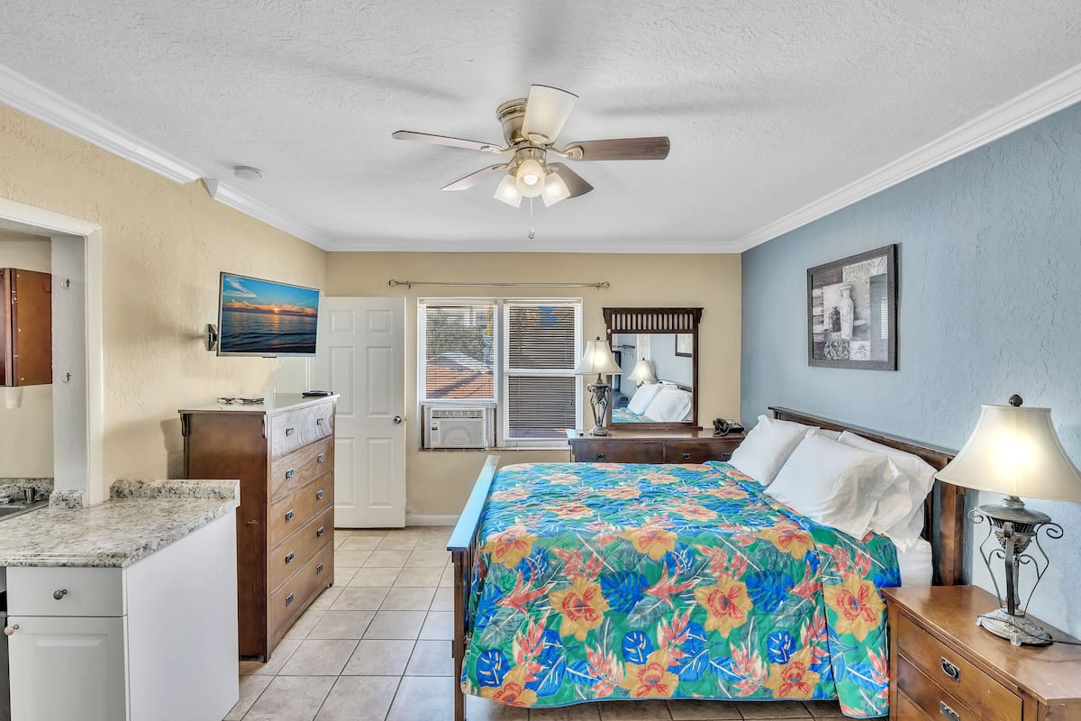 1 bedroom, individually decorated, individually furnished, desk