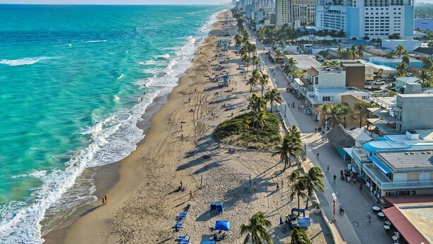 On the beach - The Charter House (Hollywood)