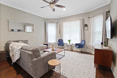 Chic 2BR & PKNG Mins to Downtown, Fiserv, Brewers Rave, St. Lukes, & Froedtert 