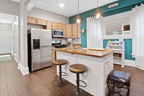 Fridge, microwave, oven, stovetop - Chic 2BR & PKNG Mins to Downtown, Fiserv, Brewers Rave, St. Lukes, & Froedtert  (Milwaukee)