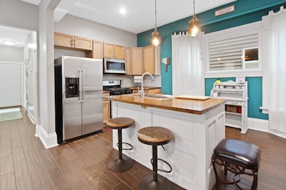 Chic 2BR & PKNG Mins to Downtown, Fiserv, Brewers Rave, St. Lukes, & Froedtert