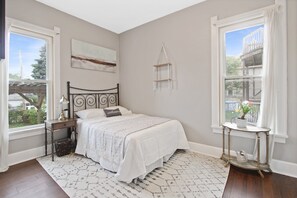 2 bedrooms, desk, iron/ironing board, travel cot - Chic 2BR & PKNG Mins to Downtown, Fiserv, Brewers Rave, St. Lukes, & Froedtert (Milwaukee)