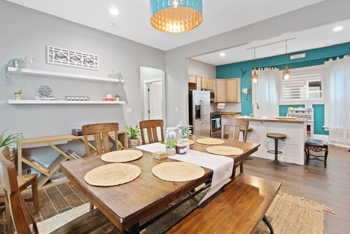 Chic 2BR & PKNG Mins to Downtown, Fiserv, Brewers Rave, St. Lukes, & Froedtert 
